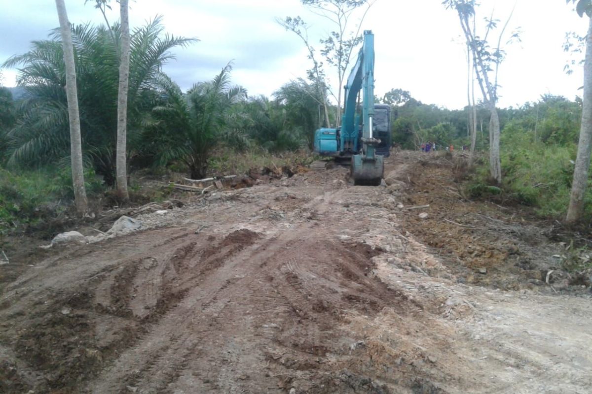 Satgas TMMD dan warga bergotong royong bangun desa