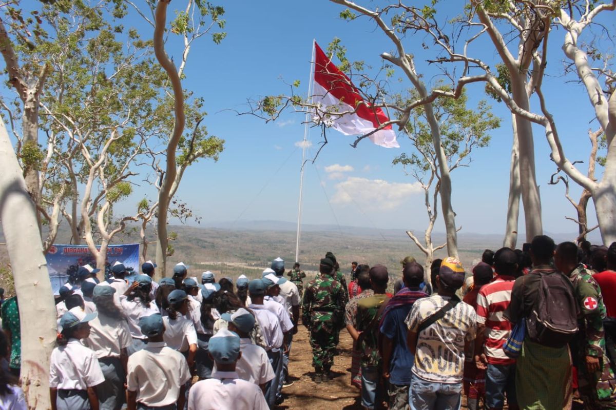 Satgas Pamtas RI-Timor Leste bersama masyarakat kibarkan bendera merah putih raksasa