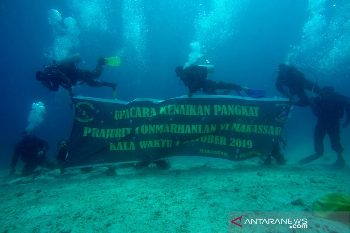 Marinir Lantamal VI Makassar upacara kenaikan pangkat di dasar laut