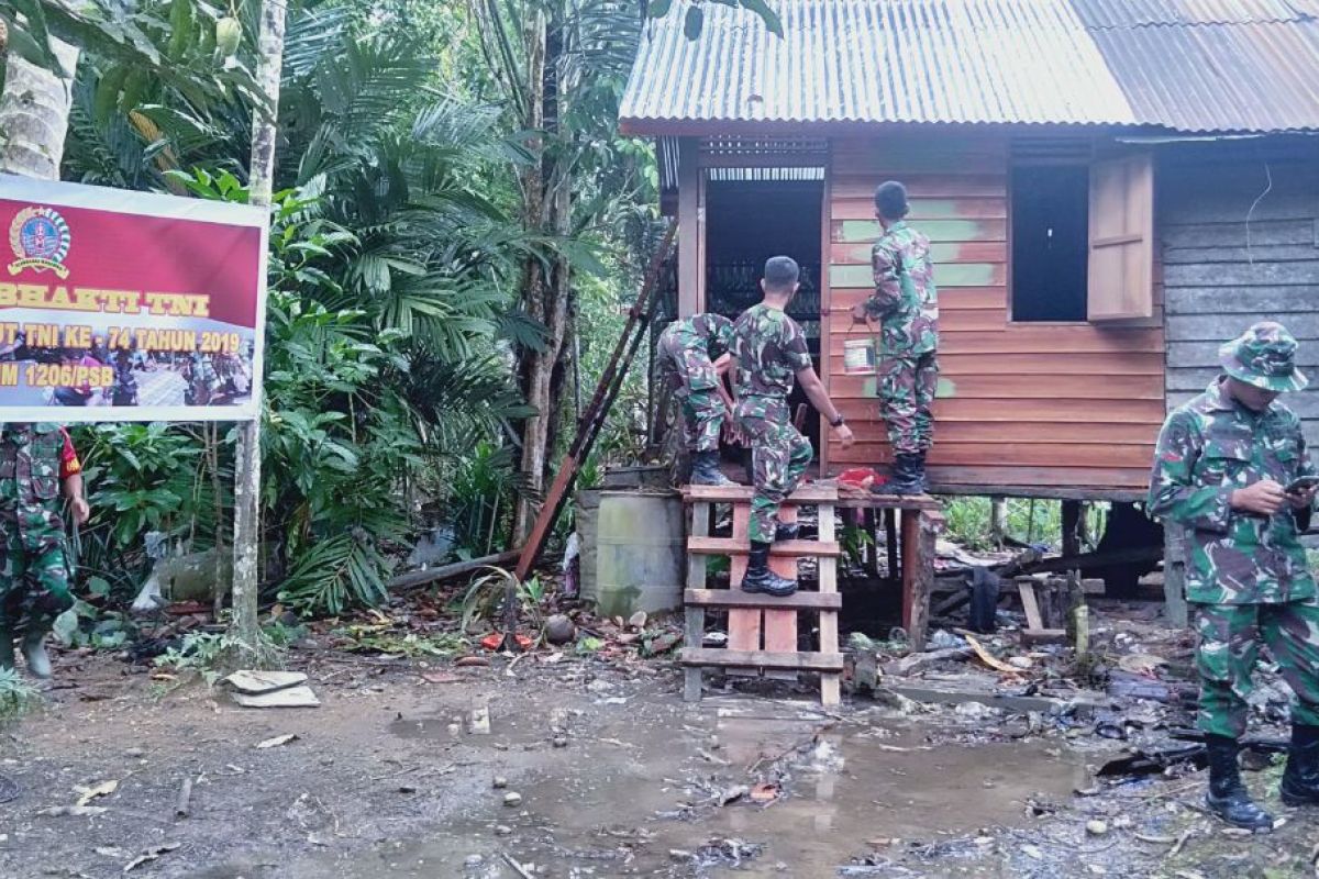 HUT TNI, prajurit rehab rumah warga perbatasan Kapuas Hulu