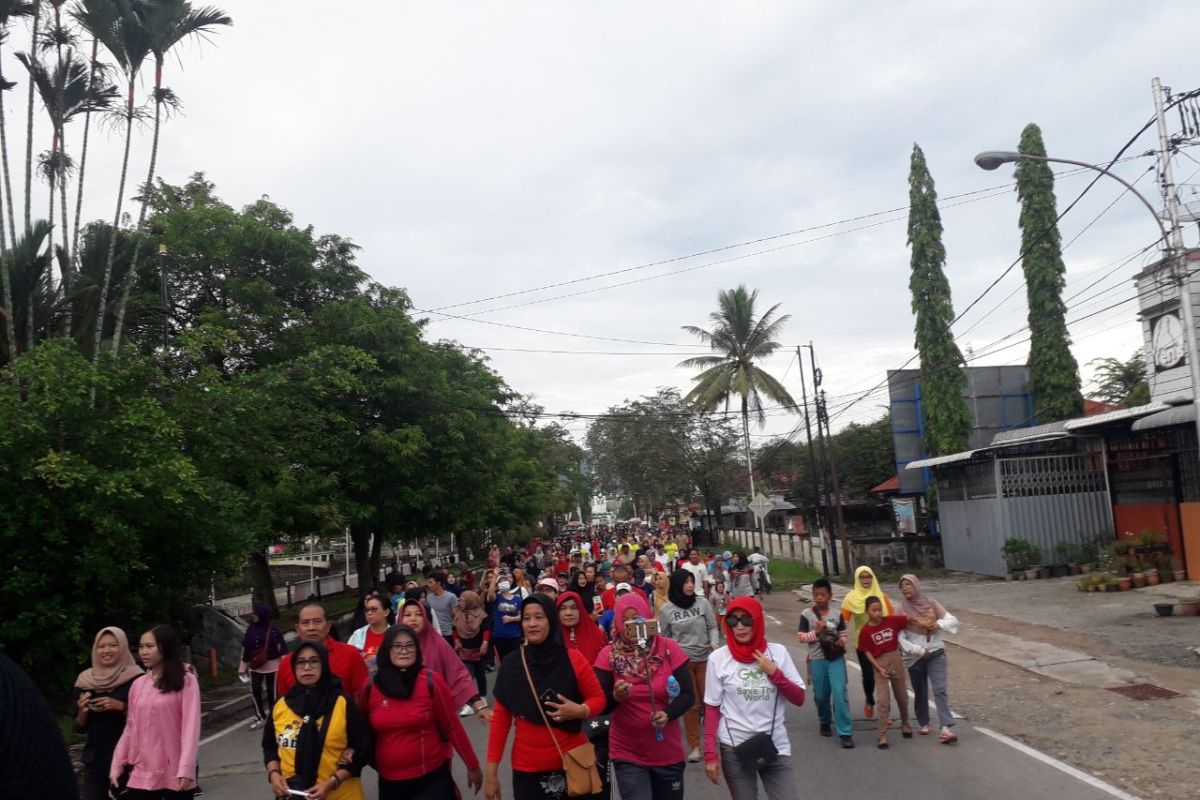 Jalan sehat warnai peringatan HUT ke-74 TNI di Singkawang