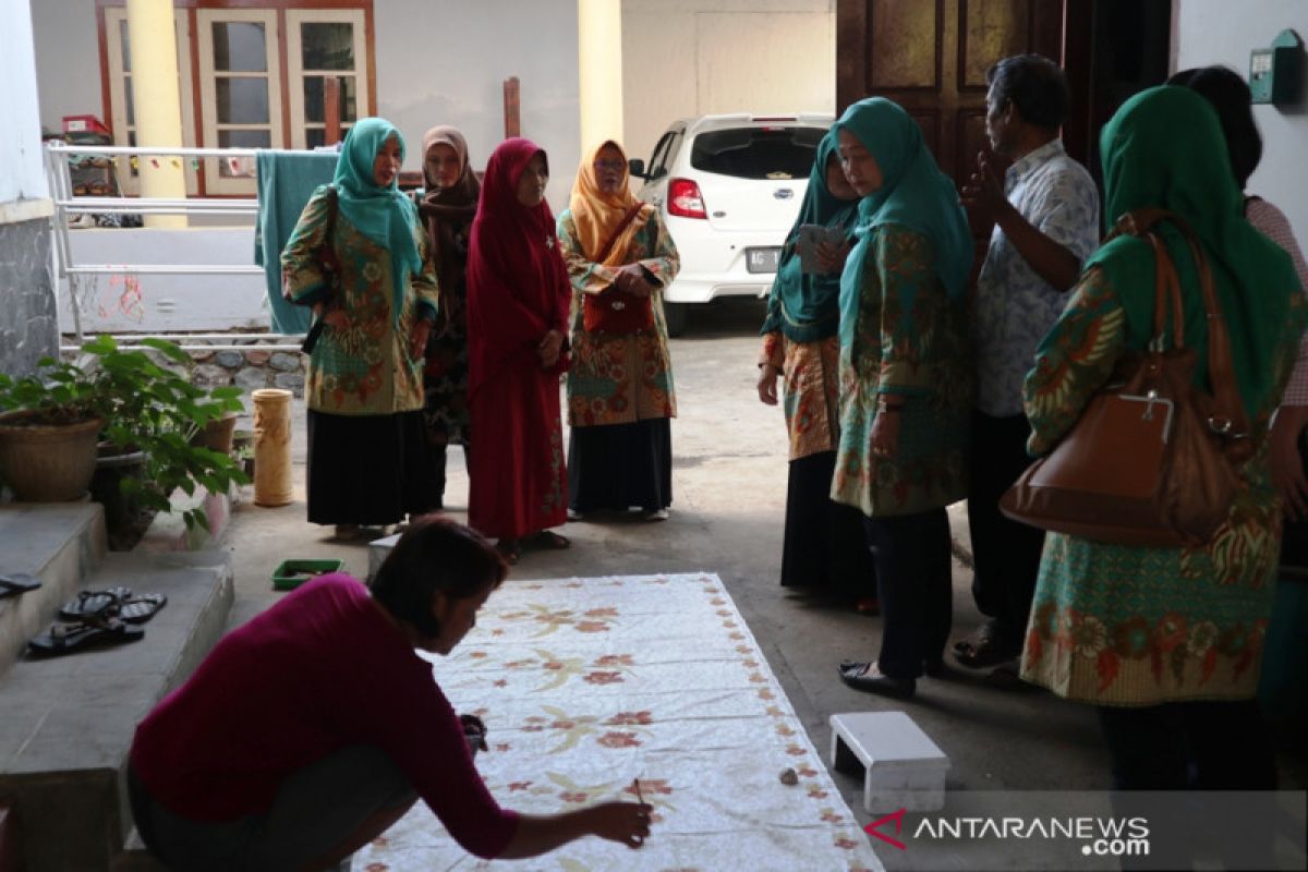 Pemkab Belitung Timur dorong perajin kembangkan batik khas setempat