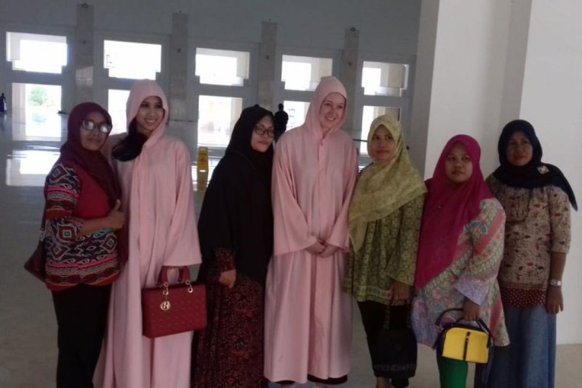 Masjid Sultan Batam sediakan jubah untuk turis nonmuslim