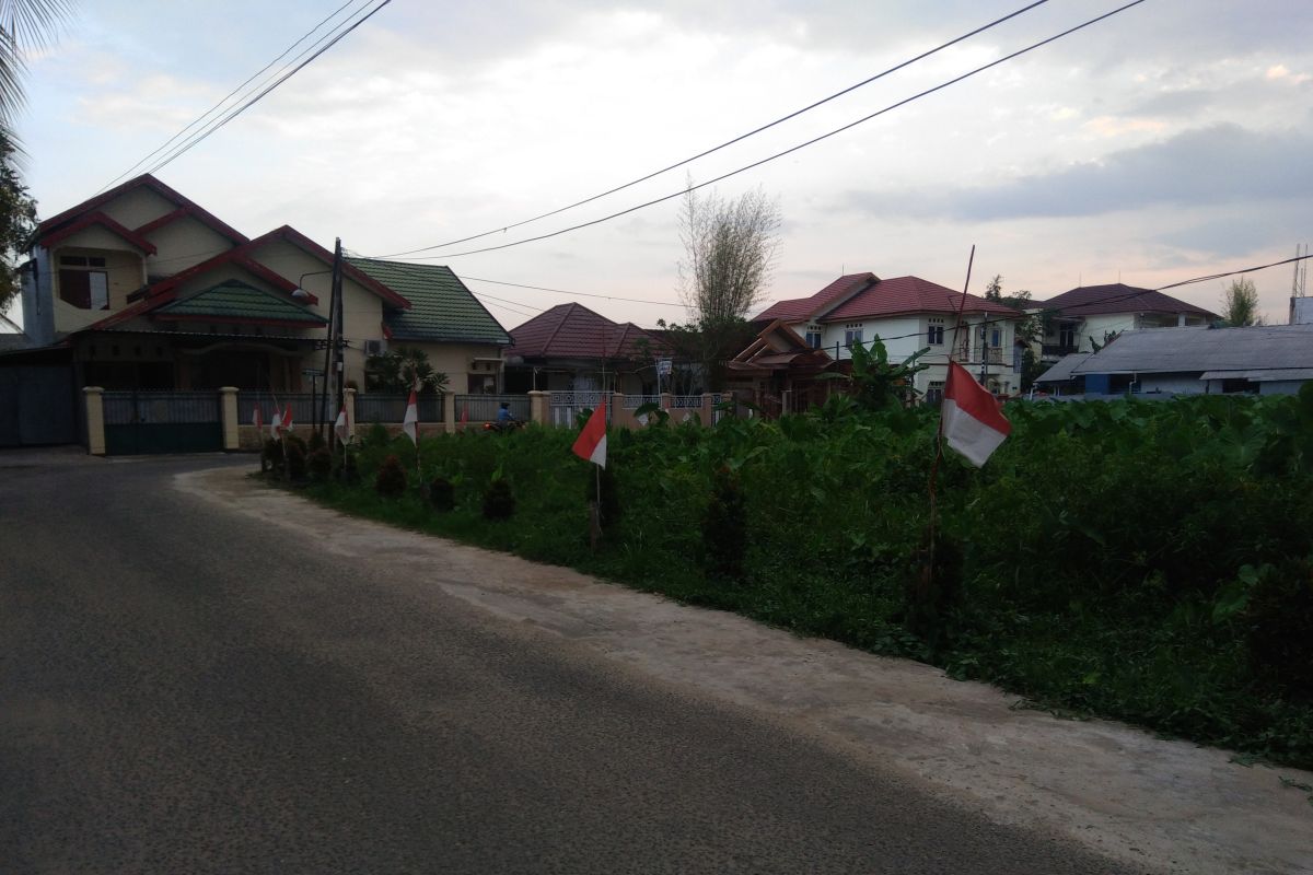 Bendera merah putih berkibar setengah tiang