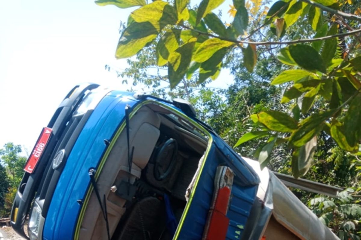 Mobil tanki BPBD Pandeglang terbalik di Cibaliung, sopir alami luka