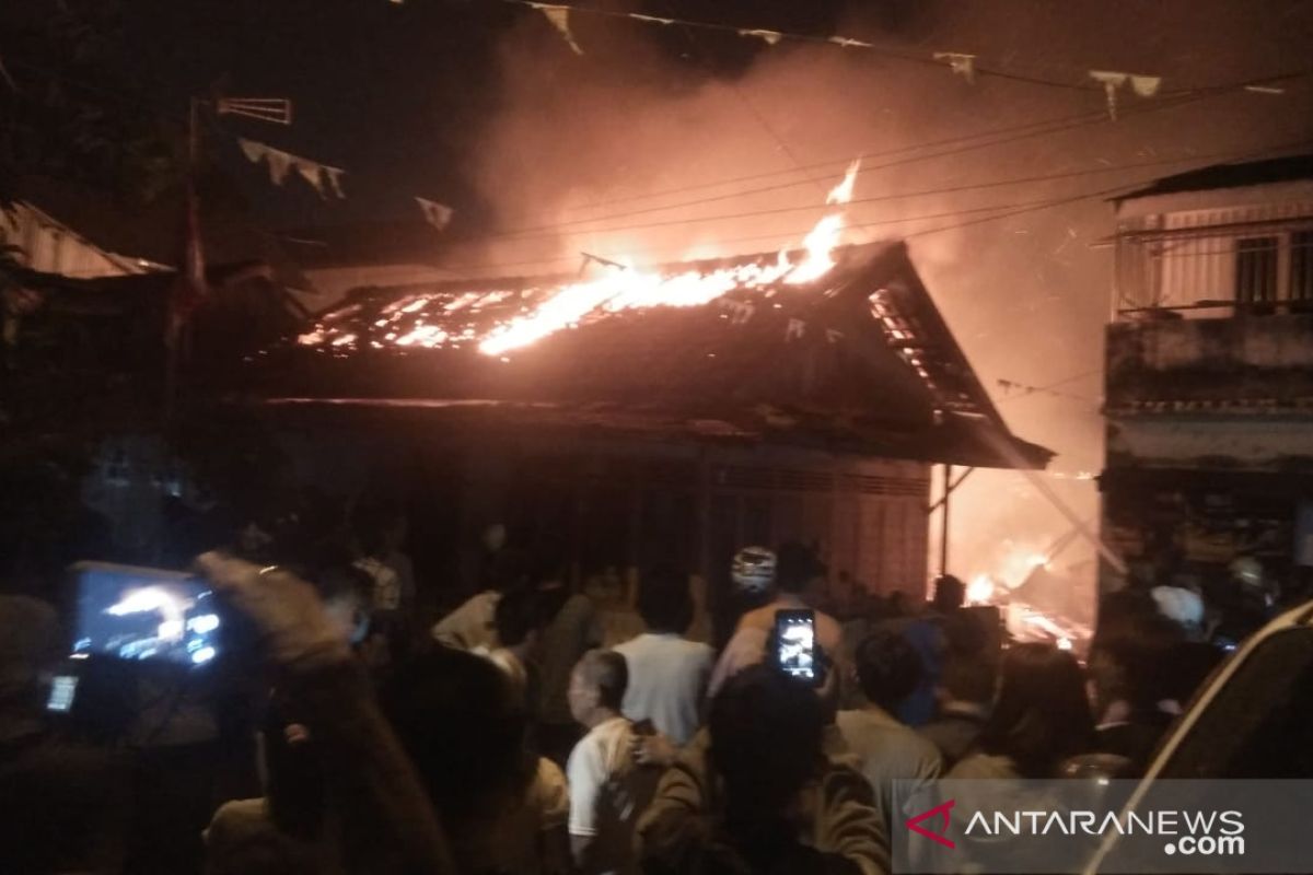 Satu orang meninggal  pada kebakaran beruntun di Palembang