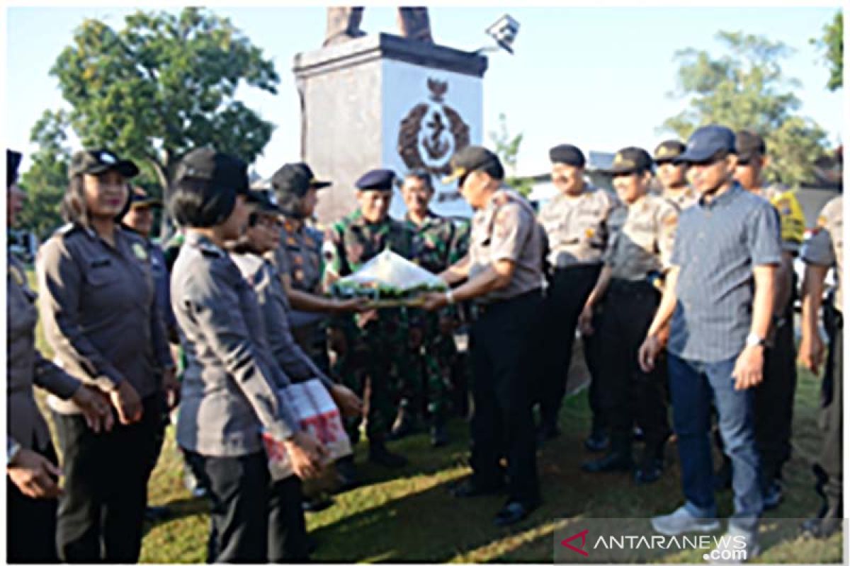 HUT TNI, Lanal Denpasar terima kejutan dari Kapolsek Denpasar Selatan