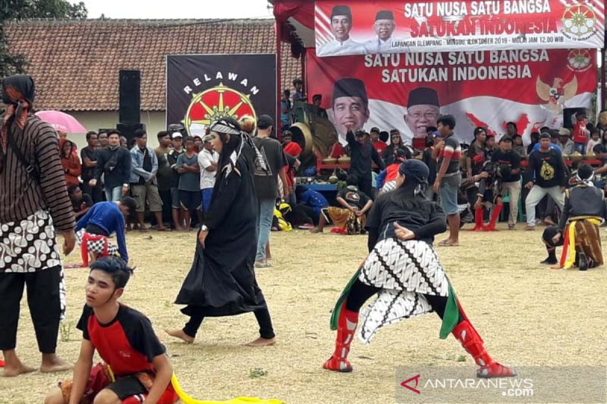 Ratusan seniman "ebeg" di Banyumas gelar atraksi "Mendem Jokowi"