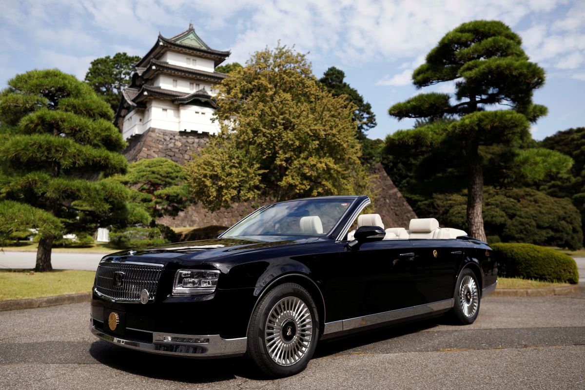 Mobil konvertibel untuk penobatan Kaisar Jepang