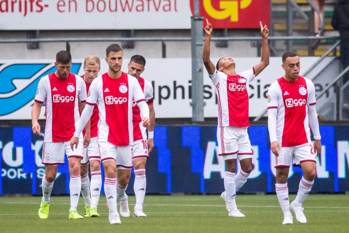 Penyerang gaek Klaas-Jan Huntelaar cetak gol,  Ajax menang