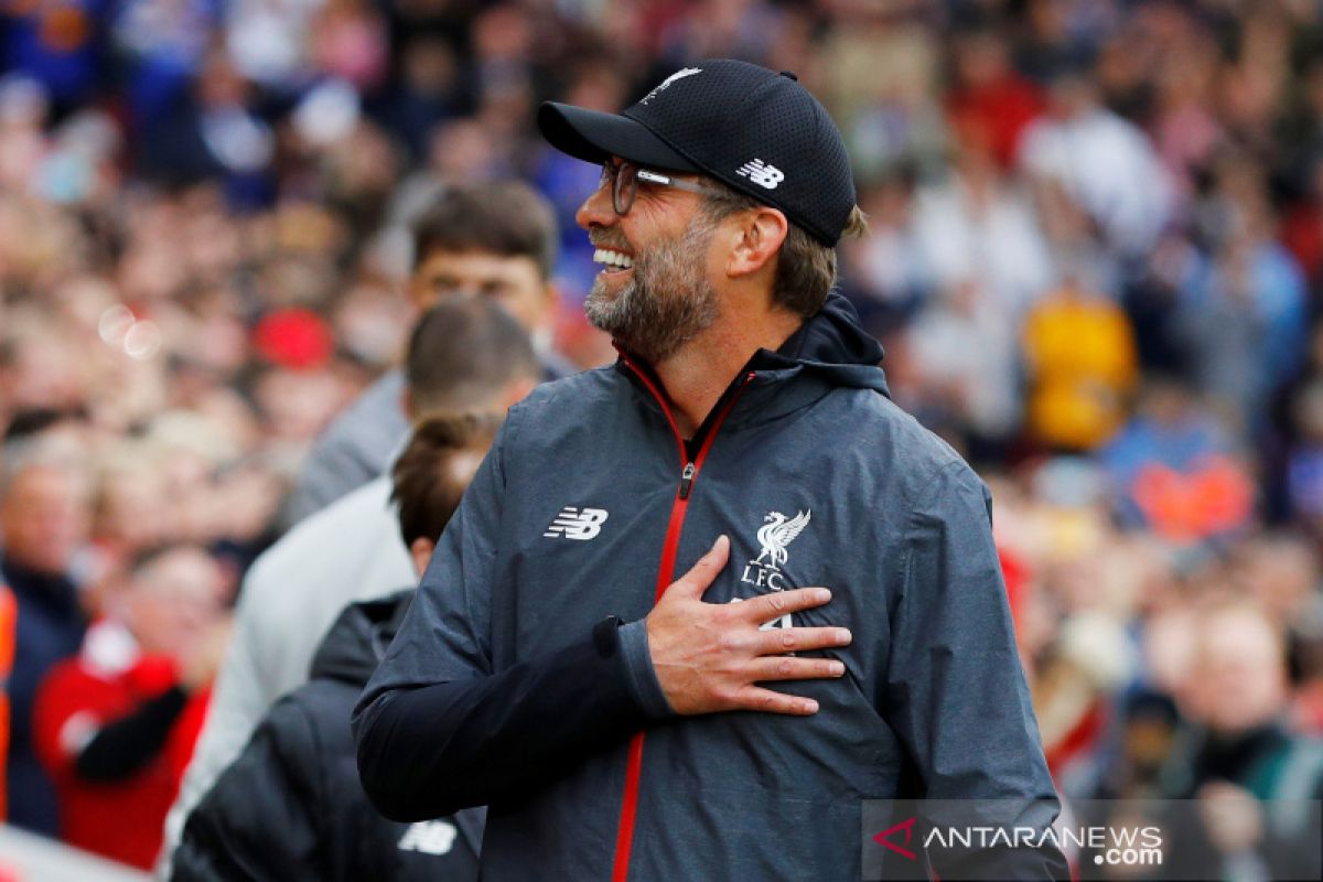 Sambil tertawa, Klopp tak ingin beri nasehat kepada Solskjaer