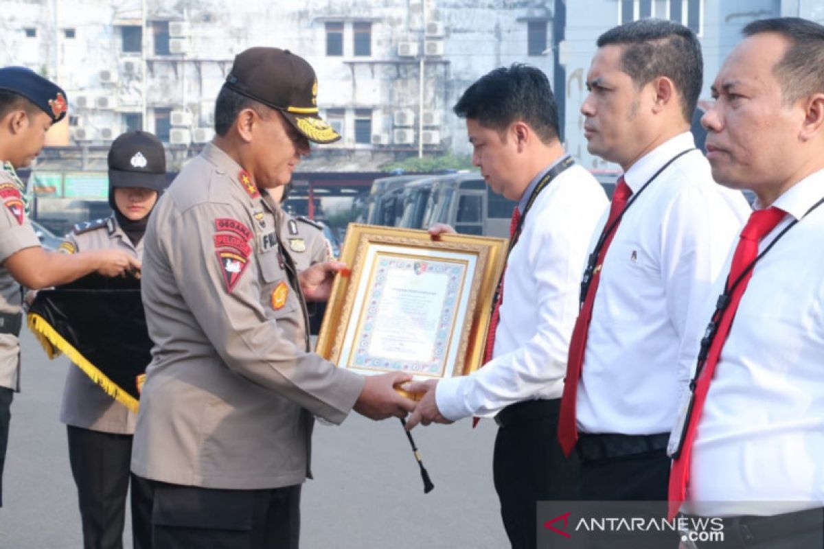 Lima polisi di Polda Sumsel terima penghargaan dari Bareskrim