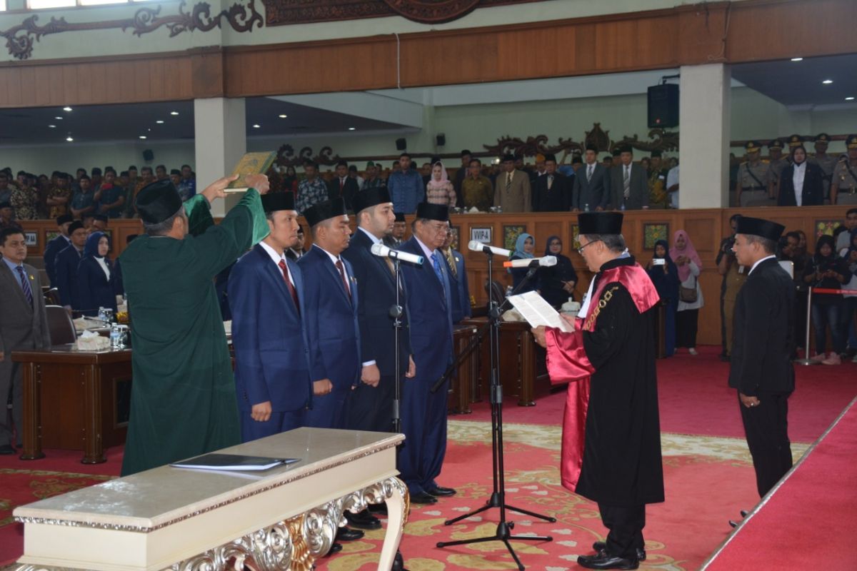 Pimpinan DPRD Provinsi Jambi definitif resmi dilantik