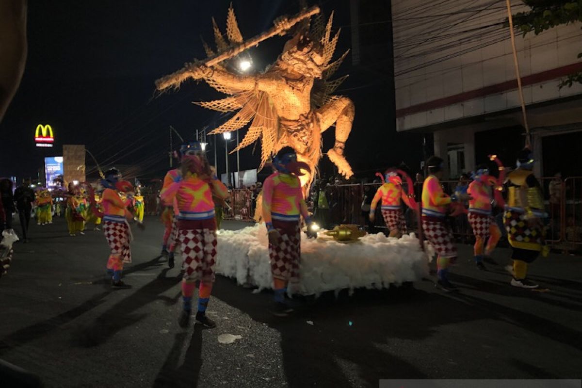 Ribuan wayang kapi-kapi beraksi di Tugu Yogyakarta