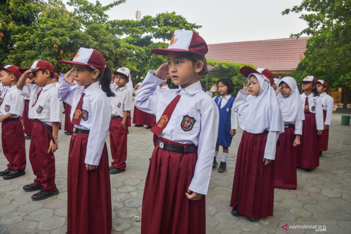 Young asylum seekers attend classes, morning ceremony in Pekanbaru