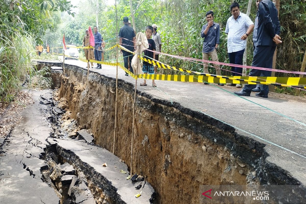 30 meter road collapses in Balangan, need IDR3.6 billion to repair