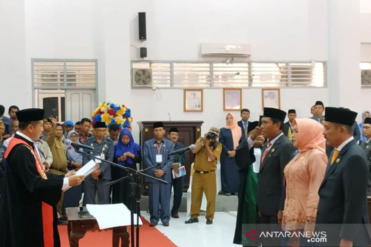 Tiga Pimpinan DPRD Banggai diambil sumpah