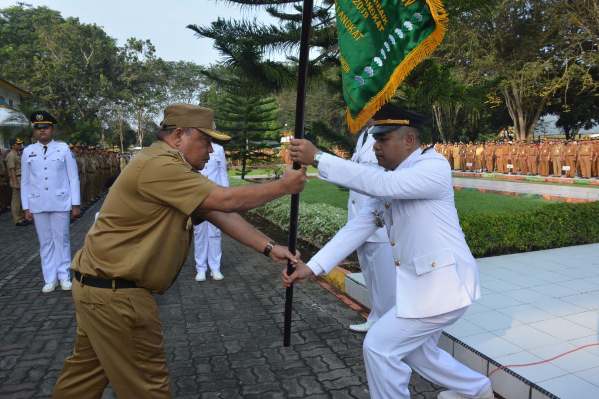 Bupati Langkat serahkan tunggul kecamatan  terbaik