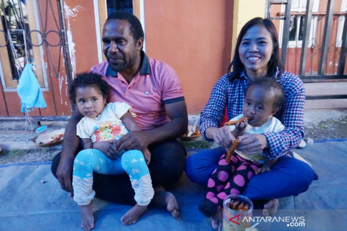 Kisah cinta Kantius Wenda putra Papua yang mempersunting gadis Sunda, dari kopi turun ke hati di Wamena