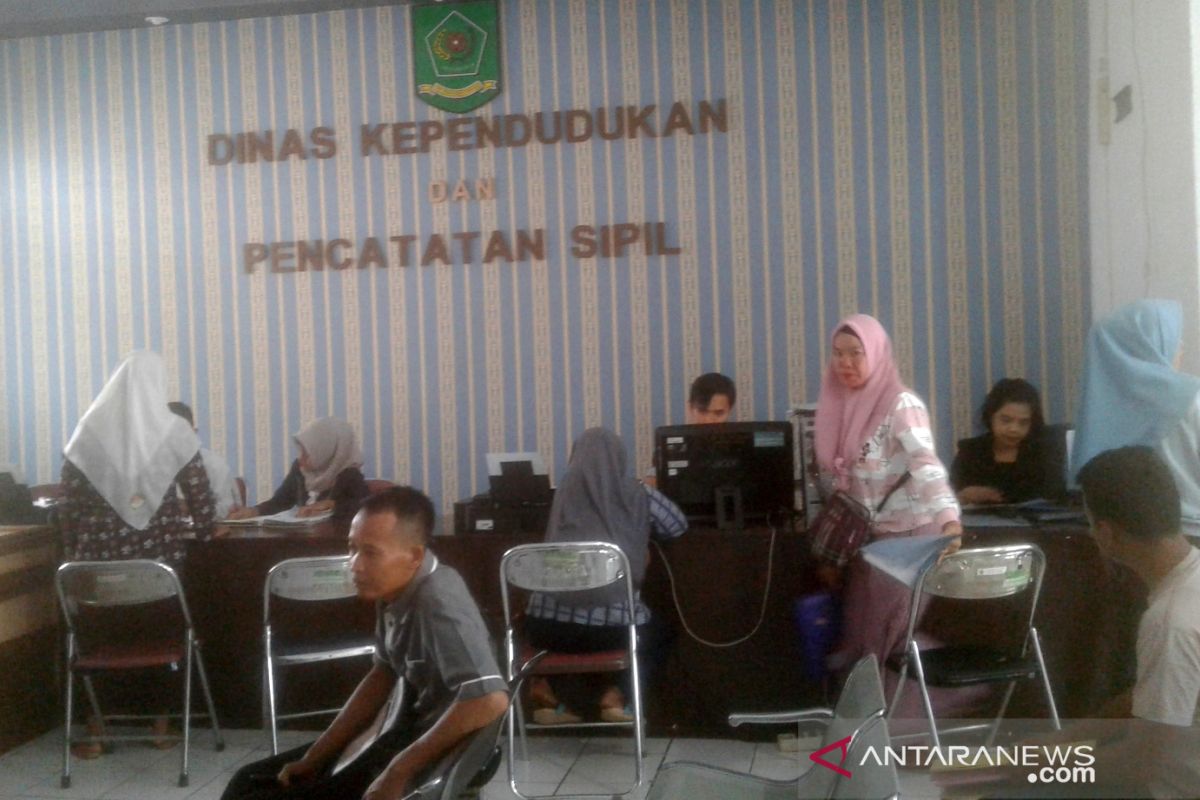 Ratusan penduduk pemula Rejang Lebong tunggu pencetakan KTP elektronik