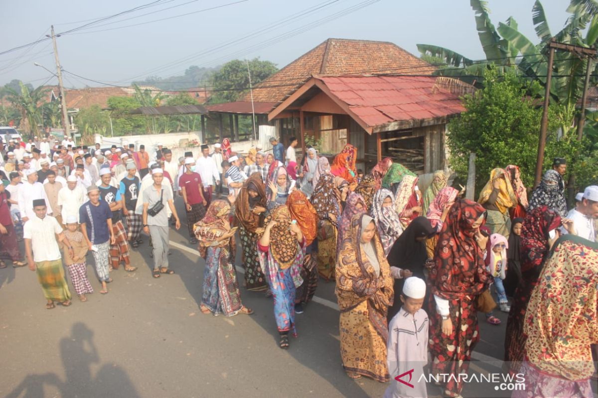 Warga Tanjung Pasir lestarikan tudung yang hanya perlihatkan mata