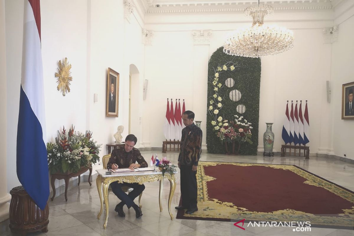 Pertemuan di Instana, Jokowi dan Mark Rute bertemu sama-sama berkemeja batik