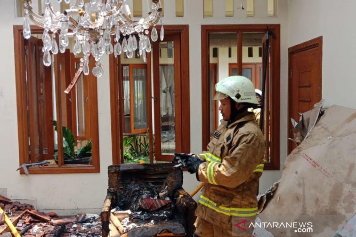 Korsleting listrik picu kebakaran rumah mewah di Cilandak