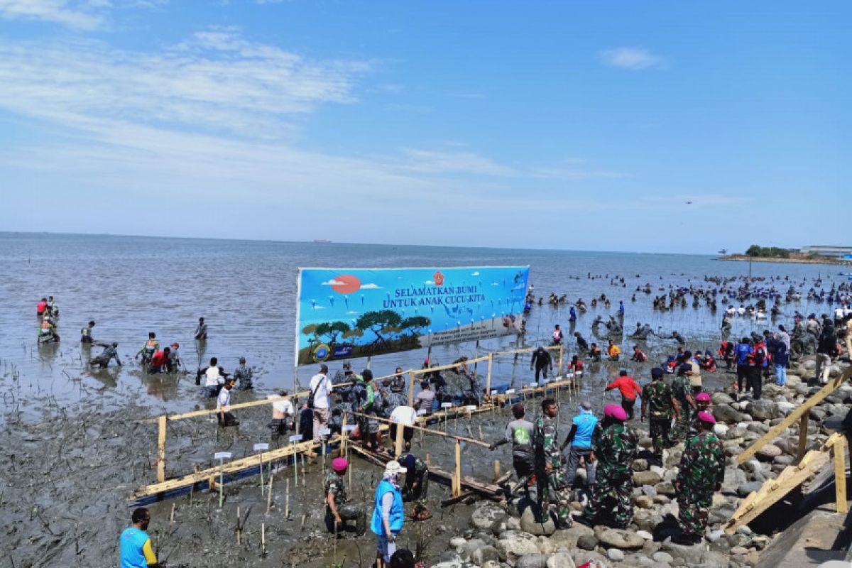 750 prajurit TNI-AL tanam ribuan bibit mangrove di Pelabuhan Untia Makassar