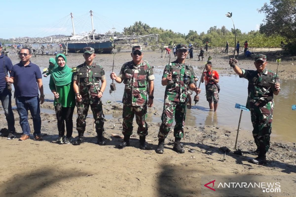 Peringati HUT ke-74, prajurit TNI tanam mangrove di Gorontalo Utara