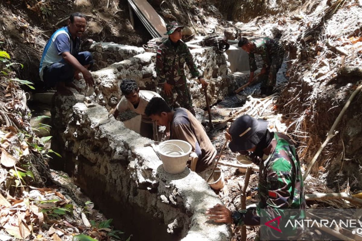 Satgas Pamtas Yonif/142 KJ di perbatasan RI-Timor Leste bantu warga atasi krisis air