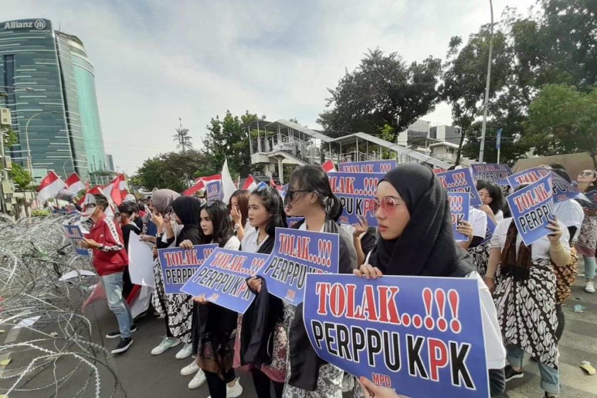 Perppu KPK, Pedemo kenakan topeng badut gelar aksi penolakan