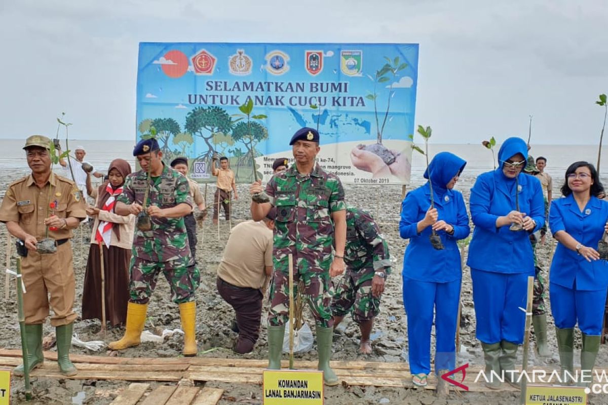 Banjarmasin Naval Base plants 4.500 mangrove seedlings to deter seawater intrusion