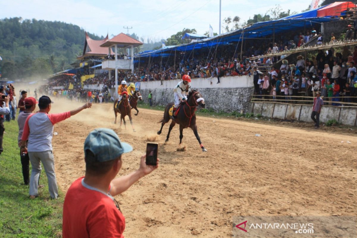 Ribuan penonton saksikan pacu kuda Wirabraja Tanah Datar