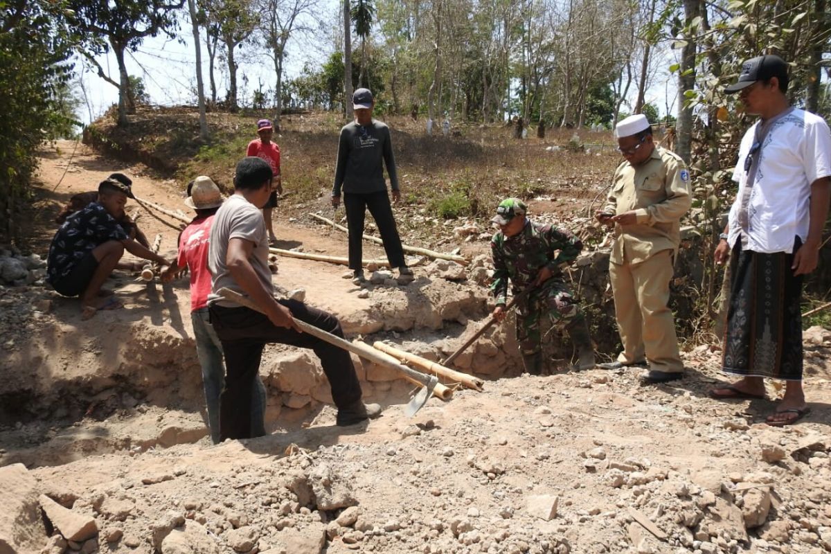 Prajurit TNI membantu bangun penghubung jalan desa di Lombok Tengah