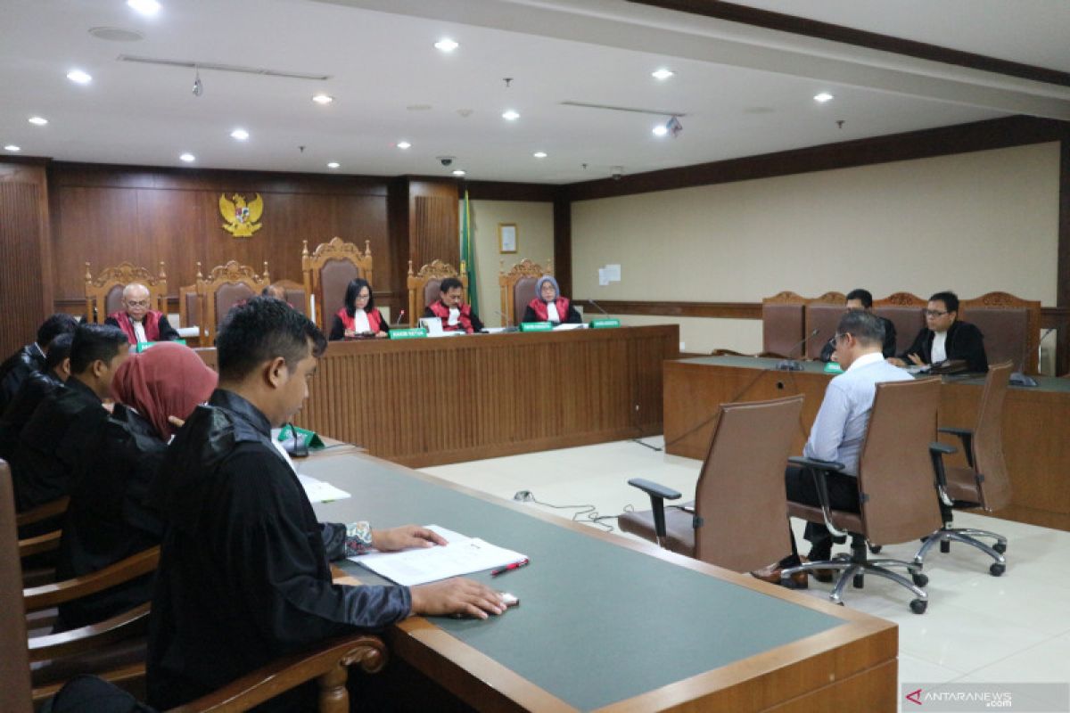 Muhtar Ependy didakwa terima suap Rp16,4 miliar dan lakukan pencucian uang