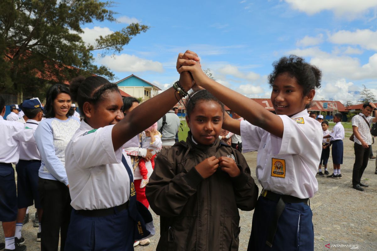 Siswa menikmati bermain di hari pertama sekolah usai kerusuhan Wamena