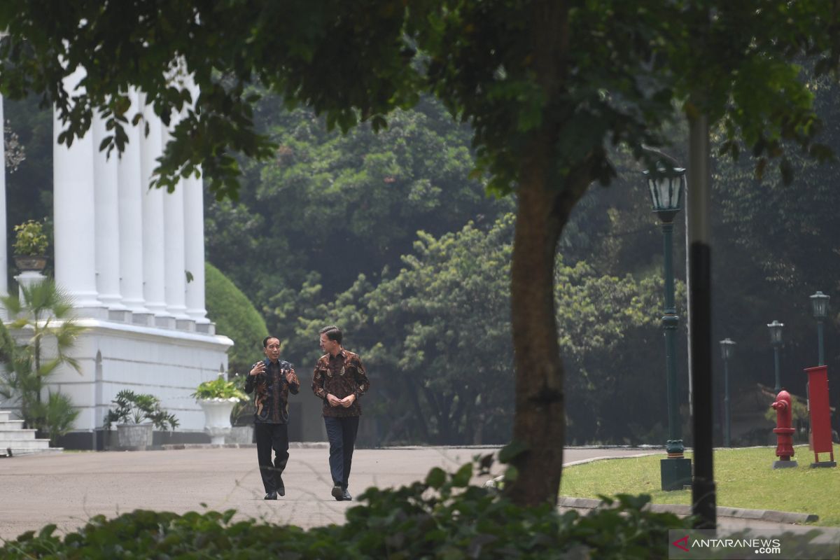 Jokowi and Dutch PM wear batik in their meeting