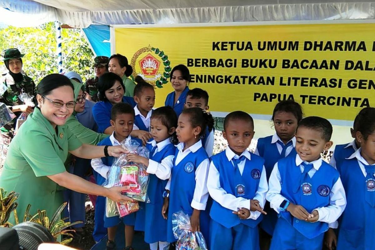 Dharma Pertiwi sumbang buku dan alat tulis kepada anak-anak Papua