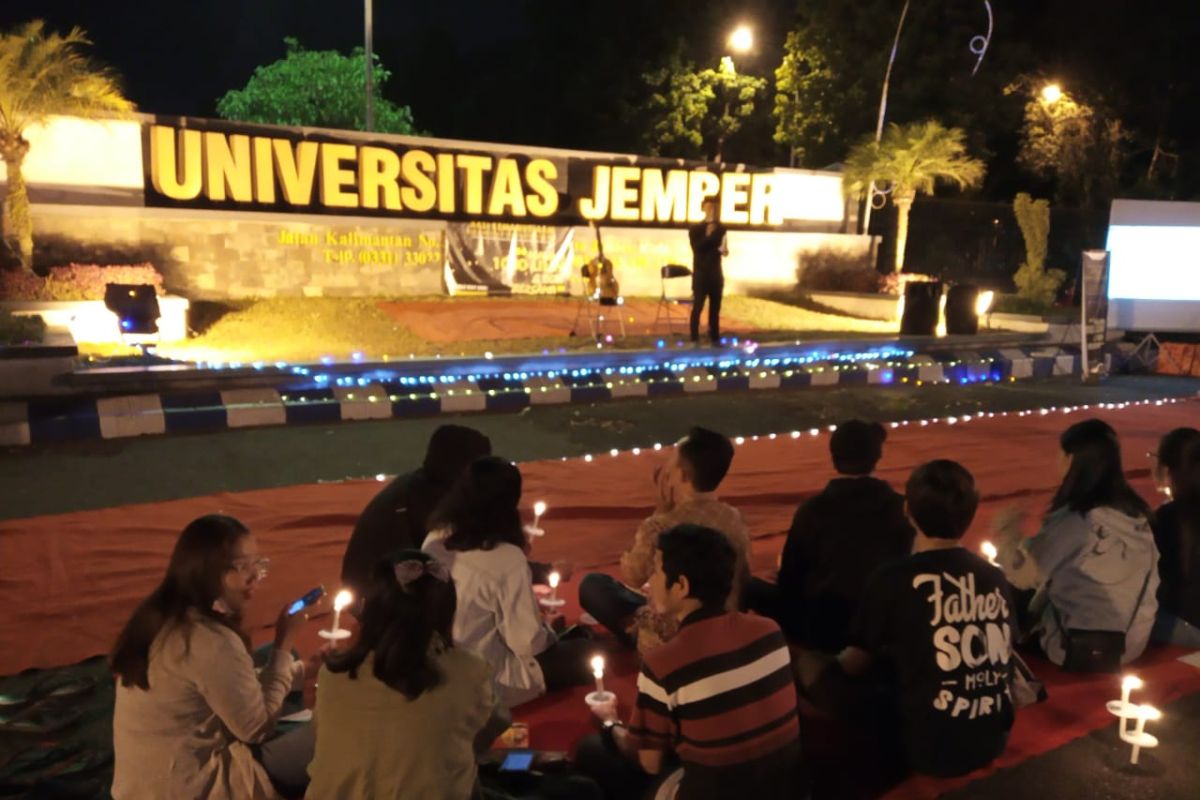 BEM Unej nyalakan lilin untuk korban demonstrasi dan kerusuhan di Wamena