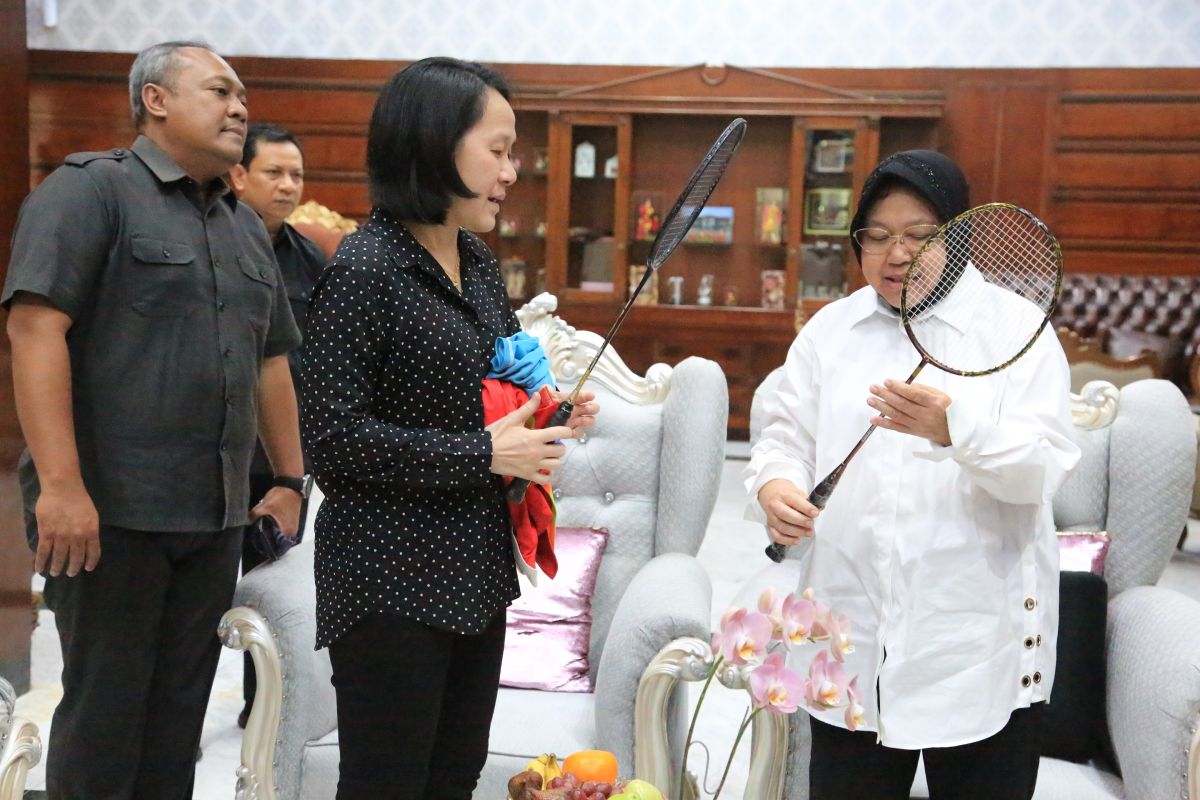 Pebulu tangkis legenda Minarti dan Alan sumbangkan raket untuk museum olahraga Surabaya