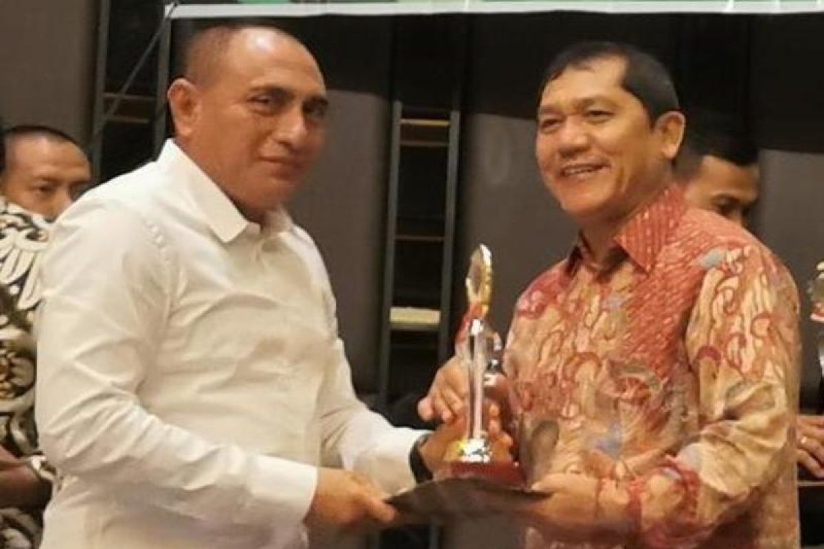 Gubernur serahkan Piala TPID berprestasi kepada Bupati Karo