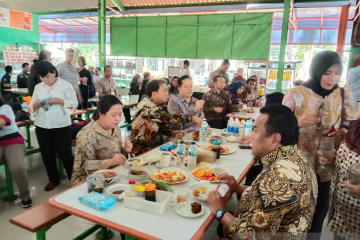 Puan santap tongseng sapi usai cek keamanan Kompleks Parlemen