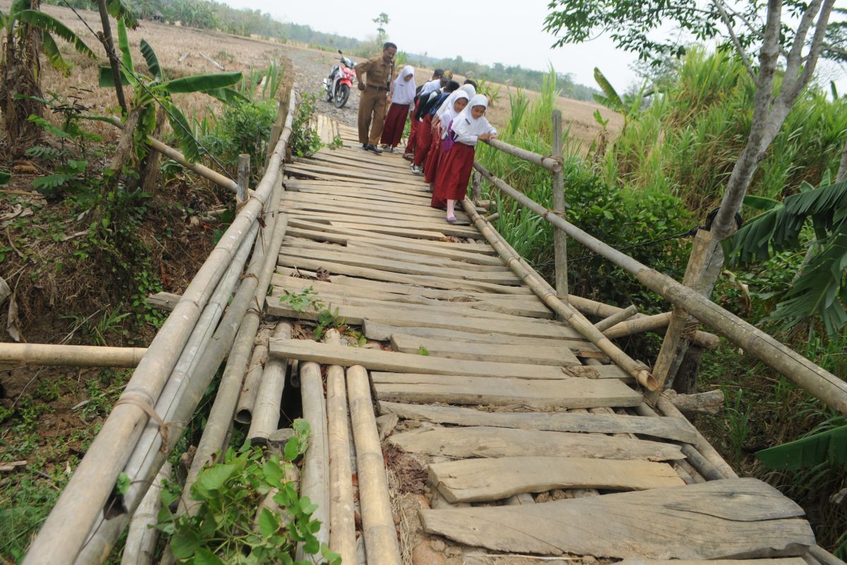 Warga Campakawarna Pandeglang sesalkan kerusakan jembatan, berharap segera diperbaiki