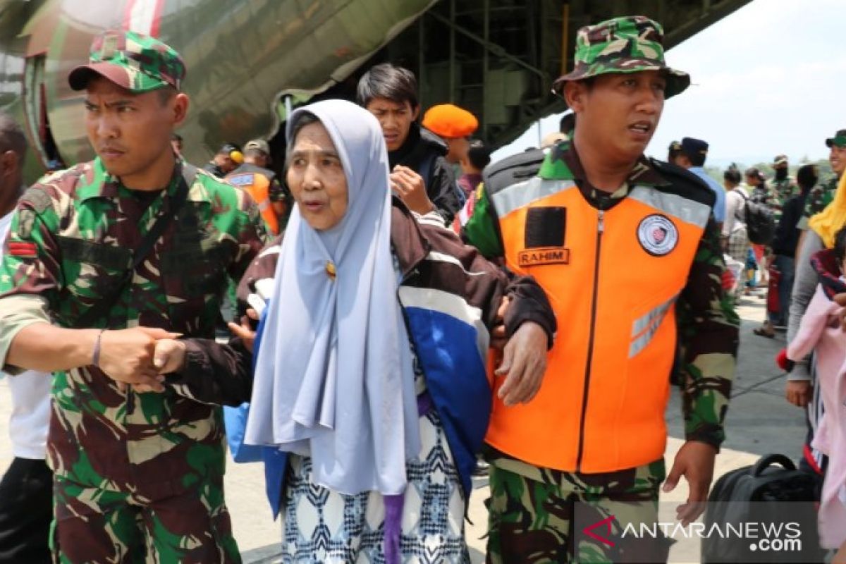 62 pengungsi dari Wamena kembali diberangkatkan Lanud Silas Papare