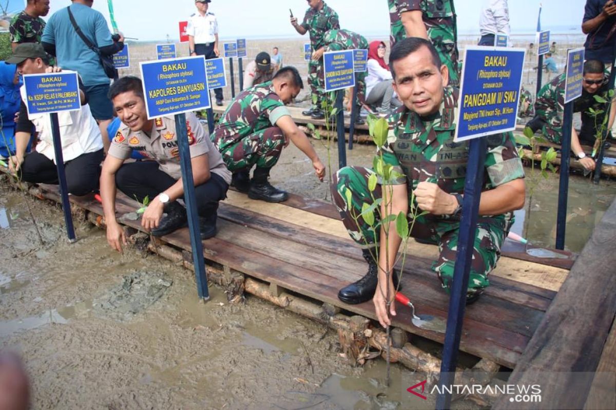 Pangdam Sriwijaya  tanam mangrove di Pelabuhan TAA