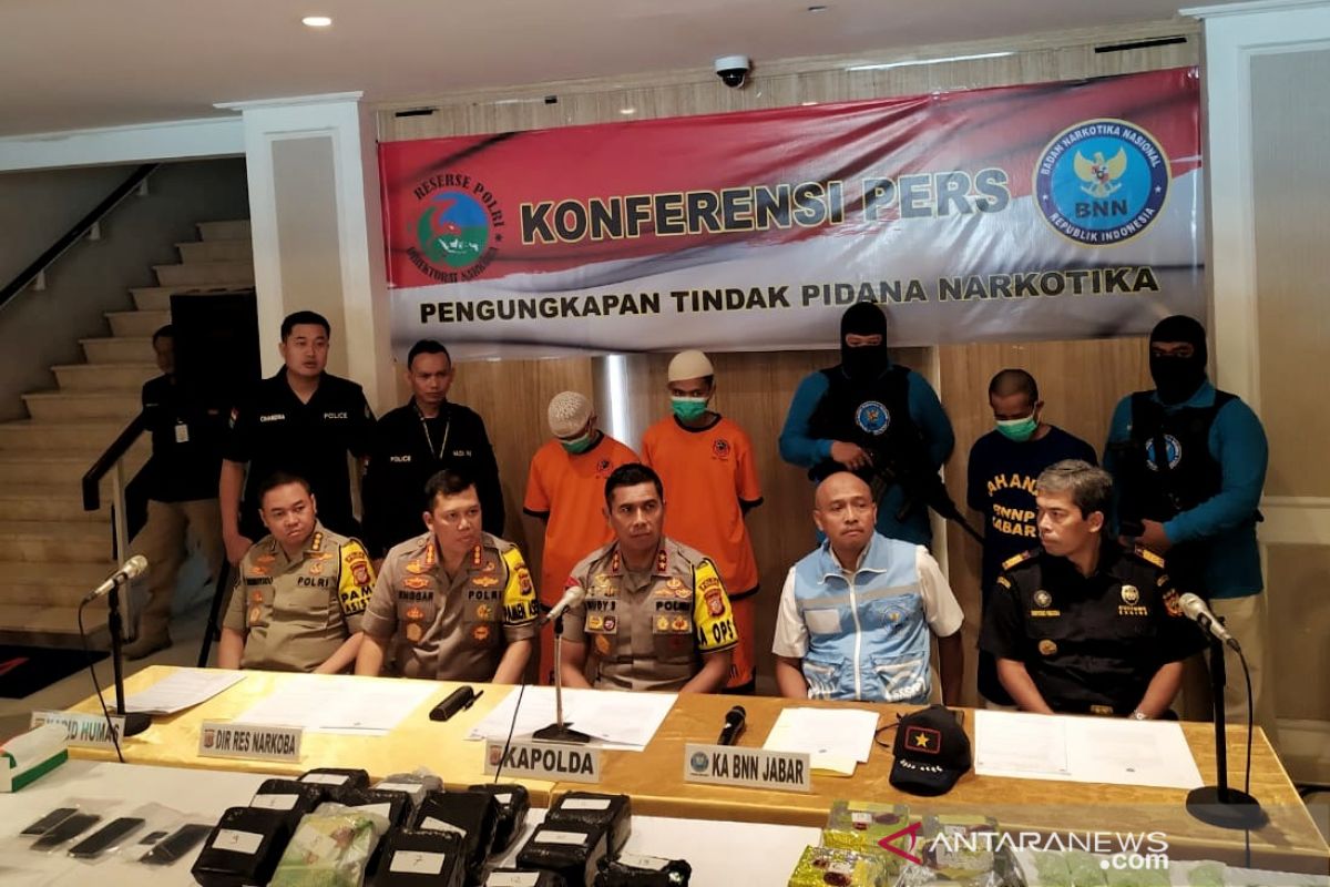 Polisi ungkap 13 kilogram sabu dibungkus plastik teh di Cianjur