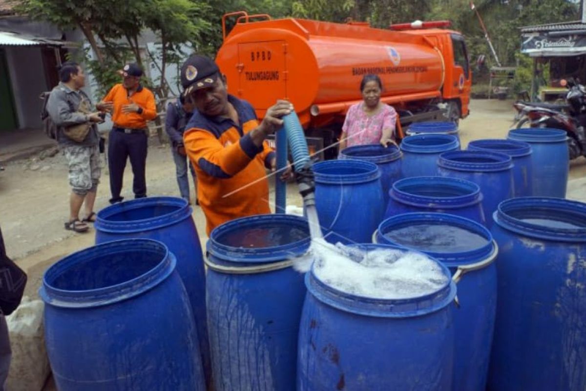 Sembilan desa kekeringan, BPBD Tulungagung kirimkan air bersih