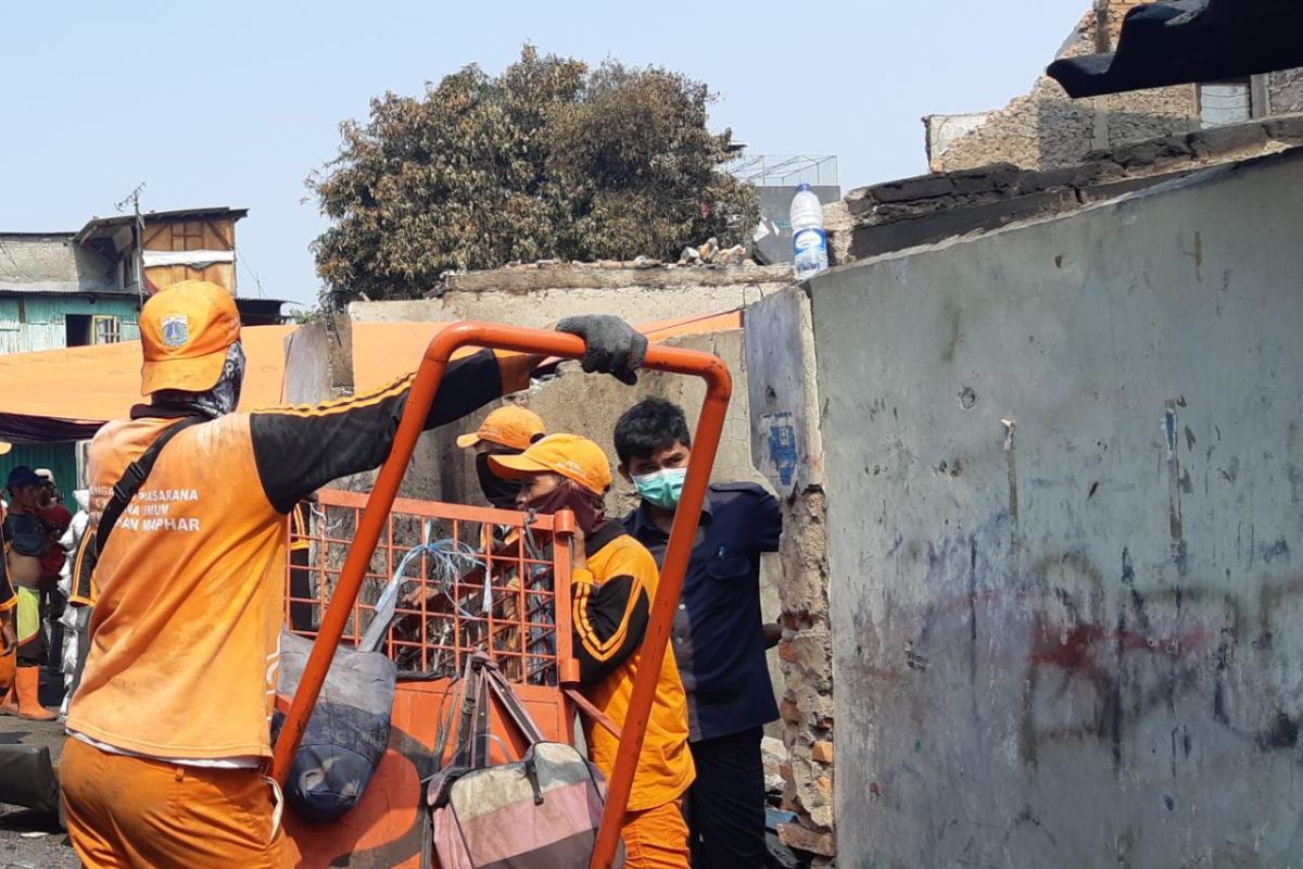 Petugas gabungan kerja bakti bersihkan sisa kebakaran Taman Sari