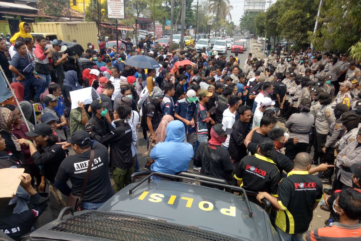 Terkait pemangkasan insentif, ratusan sopir serbu kantor Gojek Palembang