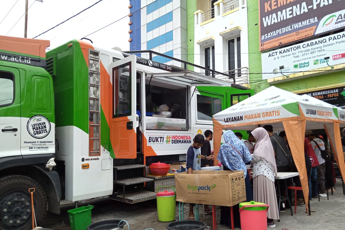 ACT Sumbar bagikan 1.000 porsi makanan untuk warga kurang mampu di Padang